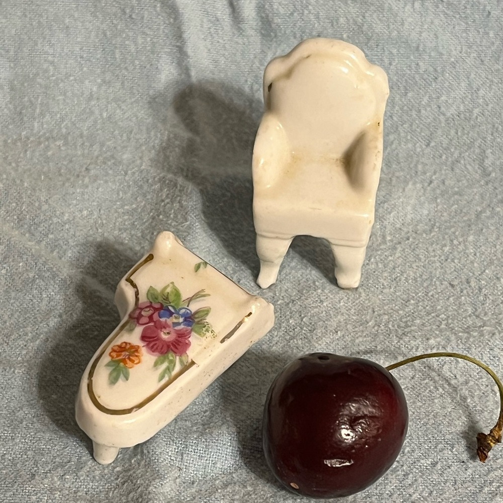 2pc miniature ceramic piano and chair - Old.
